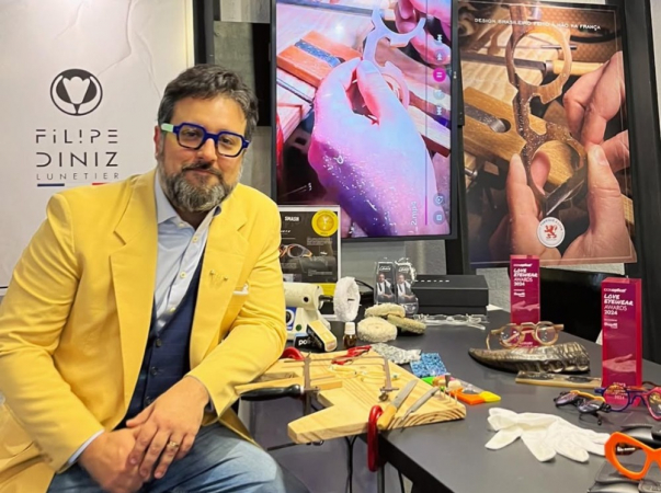 O designer Filipe Diniz se apaixonou pelo mercado de óculos após trabalhar em uma ótica, logo após a faculdade