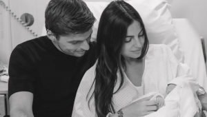 Max Verstappen e Kelly Piquet no hospital com a filha recém-nascida