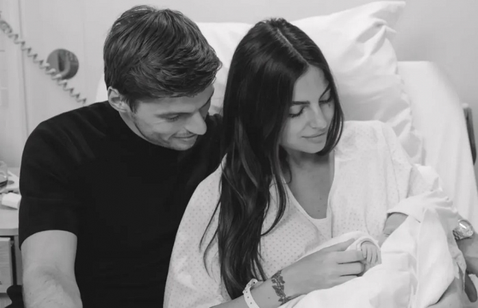 Max Verstappen e Kelly Piquet no hospital com a filha recém-nascida