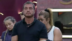 Power Couple: Dhomini perde o controle e grita com Carol durante programa ao vivo
