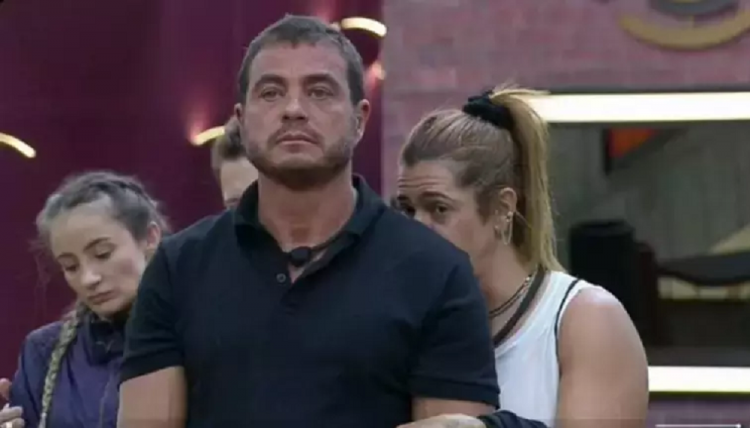 Power Couple: Dhomini perde o controle e grita com Carol durante programa ao vivo