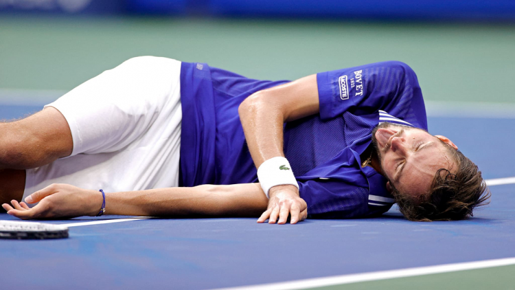 Medvedev volta a decepcionar no saibro e cai na estreia em Roland Garros