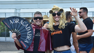Fãs da cantora Lady Gaga se concentram em frente ao hotel Copacabana Palace, onde a cantora está hospedada