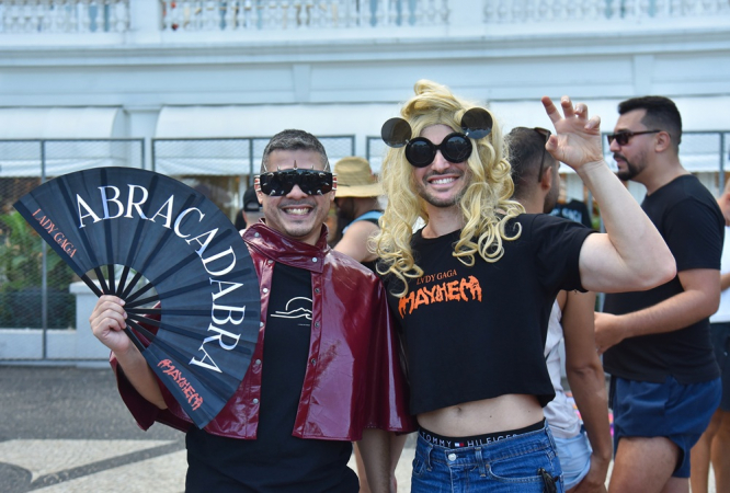 Fãs da cantora Lady Gaga se concentram em frente ao hotel Copacabana Palace, onde a cantora está hospedada