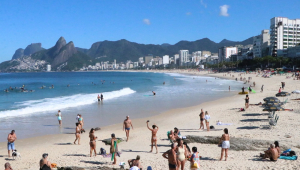 Banhistas aproveitam dia de sol na Praia de Ipanema, na zona sul da cidade do Rio de Janeiro