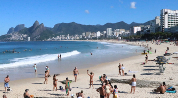 Banhistas aproveitam dia de sol na Praia de Ipanema, na zona sul da cidade do Rio de Janeiro
