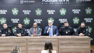 O delegado Felipe Curi (c) concede coletiva de imprensa na Cidade da Polícia Civil (CIDPOL) do Rio de Janeiro