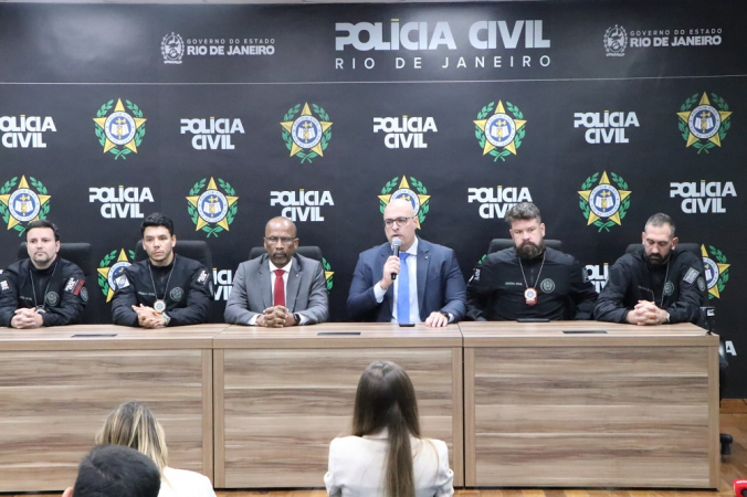 O delegado Felipe Curi (c) concede coletiva de imprensa na Cidade da Polícia Civil (CIDPOL) do Rio de Janeiro