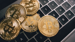 Bitcoins sobre um teclado de notebook