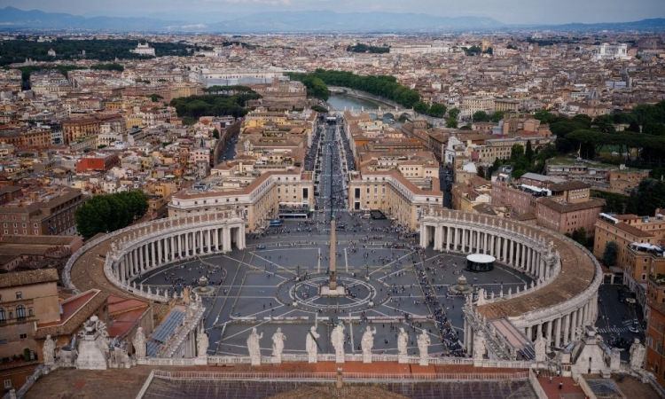 Vaticano instala chaminé para anunciar novo papa