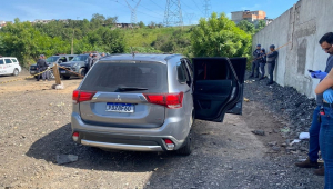 veículo usado pelos bandidos foi abandonado a cerca de três quadras onde os disparos foram efetuados