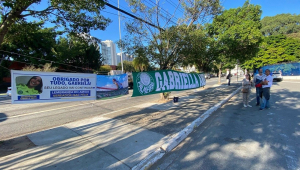 Faixas em homenagem a Gabriela Anelli colocadas em frente ao Fórum da Barra Funda