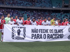 Jogadores de Bahia e Internacional entram em campo com faixa contra o racismo