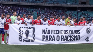 Jogadores de Bahia e Internacional entram em campo com faixa contra o racismo