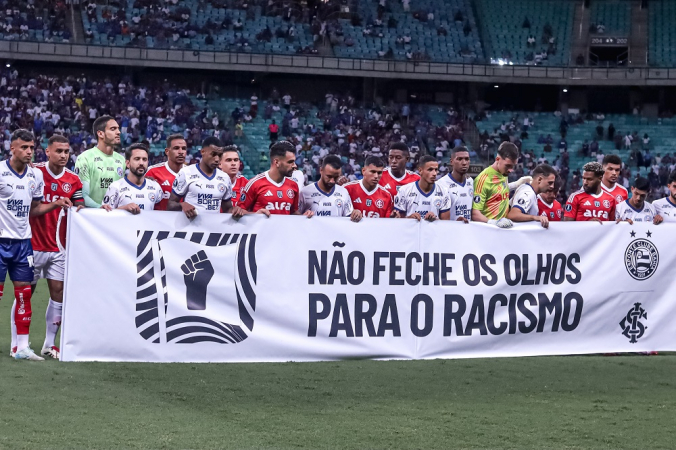 Jogadores de Bahia e Internacional entram em campo com faixa contra o racismo