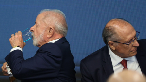 Lula e Alckmin, cada um virado para um lado, sendo que o presidente está bebendo água