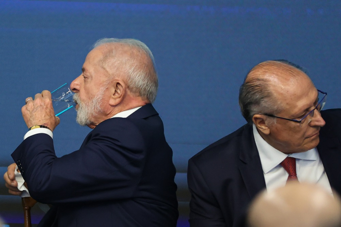 Lula e Alckmin, cada um virado para um lado, sendo que o presidente está bebendo água