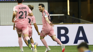 Lionel Messi (dir.), do Inter Miami, comemora com companheiros de equipe após marcar gol durante a partida contra o Porto pela Copa do Mundo de Clubes
