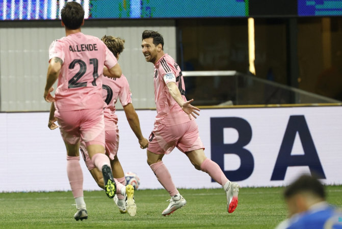 Lionel Messi (dir.), do Inter Miami, comemora com companheiros de equipe após marcar gol durante a partida contra o Porto pela Copa do Mundo de Clubes