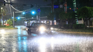 carro circula sob chuva nesta quarta-feira, no balneário de Acapulco