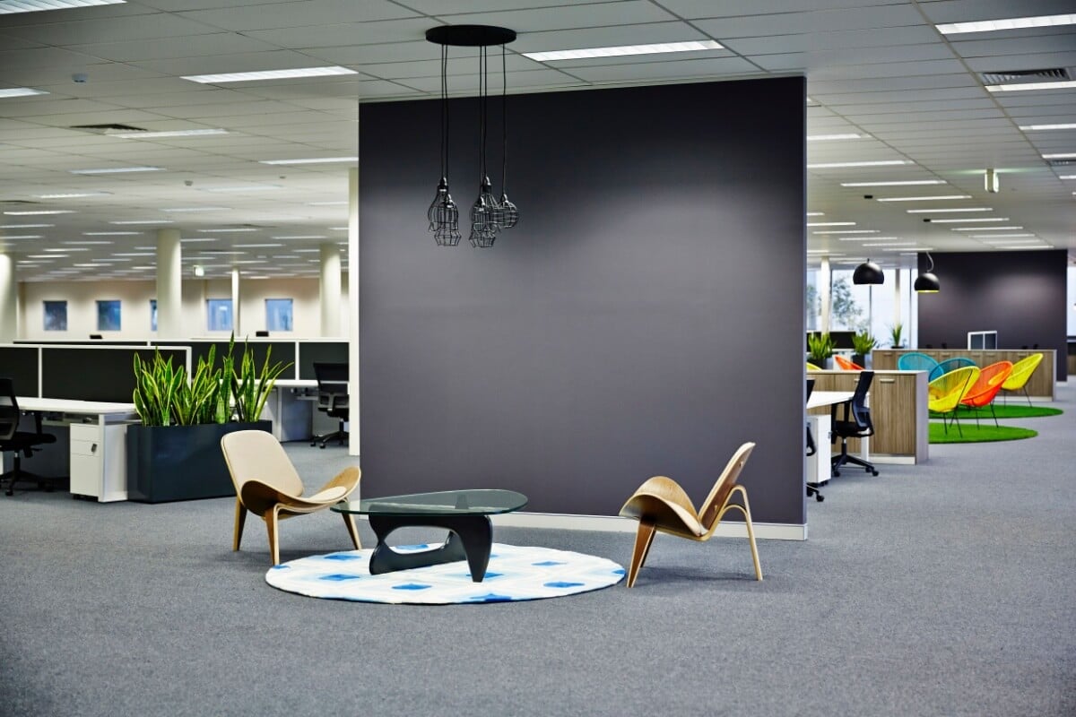 Projetar espaços de circulação intensa e ambientes corporativos exige um olhar atento para a funcionalidade, o conforto e a experiência do usuário 