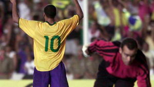 Rivaldo, atacante da Seleção Brasileira, comemora gol marcado em partida válida pelas eliminatórias da Copa do Mundo de 2002, entre Brasil e Venezuela