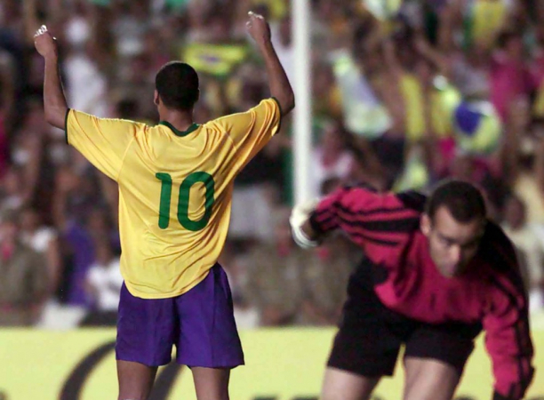 Rivaldo, atacante da Seleção Brasileira, comemora gol marcado em partida válida pelas eliminatórias da Copa do Mundo de 2002, entre Brasil e Venezuela