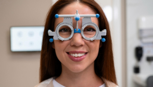 Mulher fazendo exame oftalmológico no consultório do oftalmologista