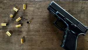 Criança de dois anos mata a mãe acidentalmente enquanto brincava com a arma do pai