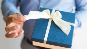 Homem com presente na mão