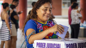 Uma mulher vota nas eleições judiciais neste domingo (1º), em Tehuantepec, no México