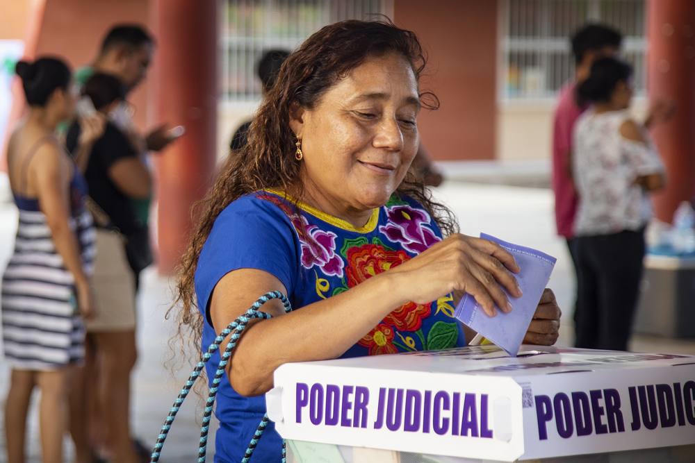 Uma mulher vota nas eleições judiciais neste domingo (1º), em Tehuantepec, no México