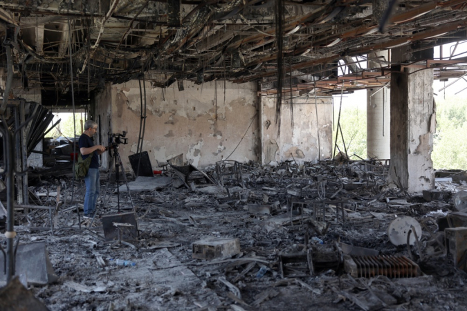 Vista do prédio da emissora estatal iraniana (IRIB) danificado após um ataque aéreo israelense em Teerã