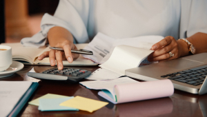 Empresário trabalhando com contas