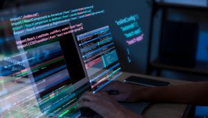 Plano de fundo de programação com pessoa trabalhando com códigos no computador