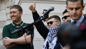 Rapper acusado de apoiar o Hezbollah comparece a tribunal em Londres com lenço palestino sobre os ombros