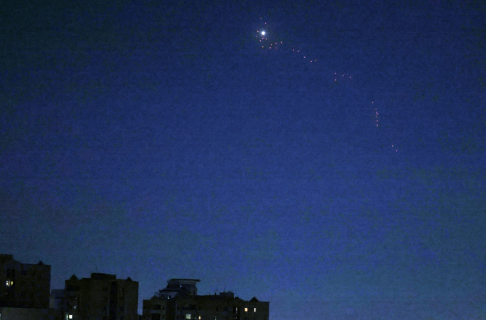 Sistema de defesa aérea iraniano é acionado sobre a região central de Teerã