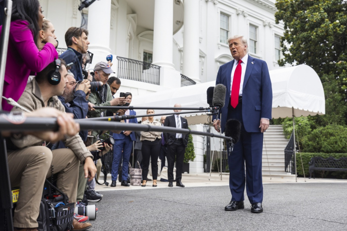 O presidente dos Estados Unidos, Donald Trump, fala com a imprensa ao deixar a Casa Branca rumo a Alberta, no Canadá, onde participará da Cúpula do G7