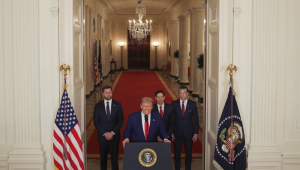 O presidente dos EUA, Donald Trump, ao lado do secretário de Defesa, Pete Hegseth (dir.), do vice-presidente, JD Vance (esq.), e do secretário de Estado, Marco Rubio (2º à dir.), durante discurso à nação na Casa Branca, em Washington, no dia 21 de junho de 2025, após os ataques americanos a instalações nucleares do Irã