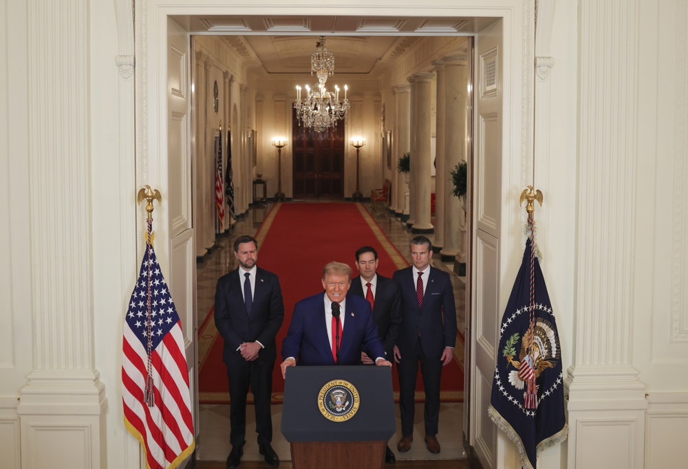 O presidente dos EUA, Donald Trump, ao lado do secretário de Defesa, Pete Hegseth (dir.), do vice-presidente, JD Vance (esq.), e do secretário de Estado, Marco Rubio (2º à dir.), durante discurso à nação na Casa Branca, em Washington, no dia 21 de junho de 2025, após os ataques americanos a instalações nucleares do Irã