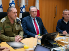 o ministro da pasta, Israel Katz (c), e o chefe do Estado-Maior, tenente-general Eyal Zamir (e), durante reunião com membros do Fórum do Estado-Maior