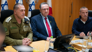 o ministro da pasta, Israel Katz (c), e o chefe do Estado-Maior, tenente-general Eyal Zamir (e), durante reunião com membros do Fórum do Estado-Maior