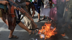 Apoiadores houthis queimam bandeiras dos Estados Unidos e de Israel durante protesto contra os bombardeios israelenses ao Irã