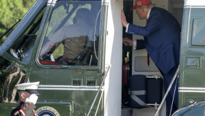 O presidente dos Estados Unidos, Donald J. Trump, conversa com os pilotos do helicóptero Marine One ao retornar à Casa Branca após uma visita de uma noite ao Trump National Golf Club, em Bedminster, Nova Jersey