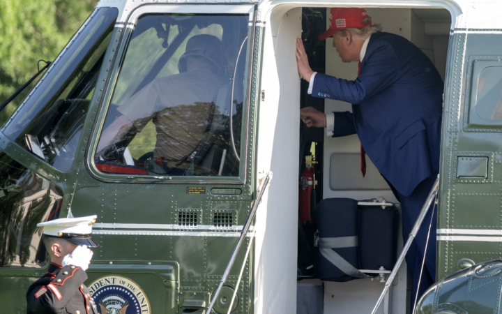 O presidente dos Estados Unidos, Donald J. Trump, conversa com os pilotos do helicóptero Marine One ao retornar à Casa Branca após uma visita de uma noite ao Trump National Golf Club, em Bedminster, Nova Jersey
