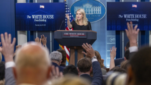 A porta-voz da Casa Branca, Karoline Leavitt, responde a uma pergunta da imprensa durante a coletiva diária na sede do governo, em Washington, DC