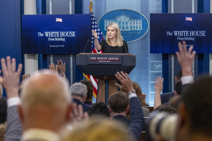 A porta-voz da Casa Branca, Karoline Leavitt, responde a uma pergunta da imprensa durante a coletiva diária na sede do governo, em Washington, DC