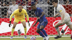 Jacob Rasmussen, do Salzburg (dir.), disputa a bola com Malcom, do Al-Hilal (centro), durante o segundo tempo da partida entre Salzburg e Al-Hilal