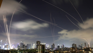 Vista do sistema de defesa israelense Domo de Ferro interceptando mísseis iranianos sobre Tel Aviv