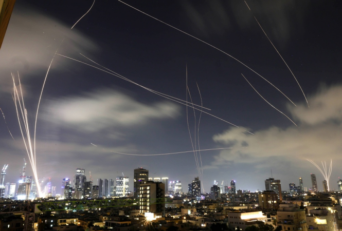 Vista do sistema de defesa israelense Domo de Ferro interceptando mísseis iranianos sobre Tel Aviv